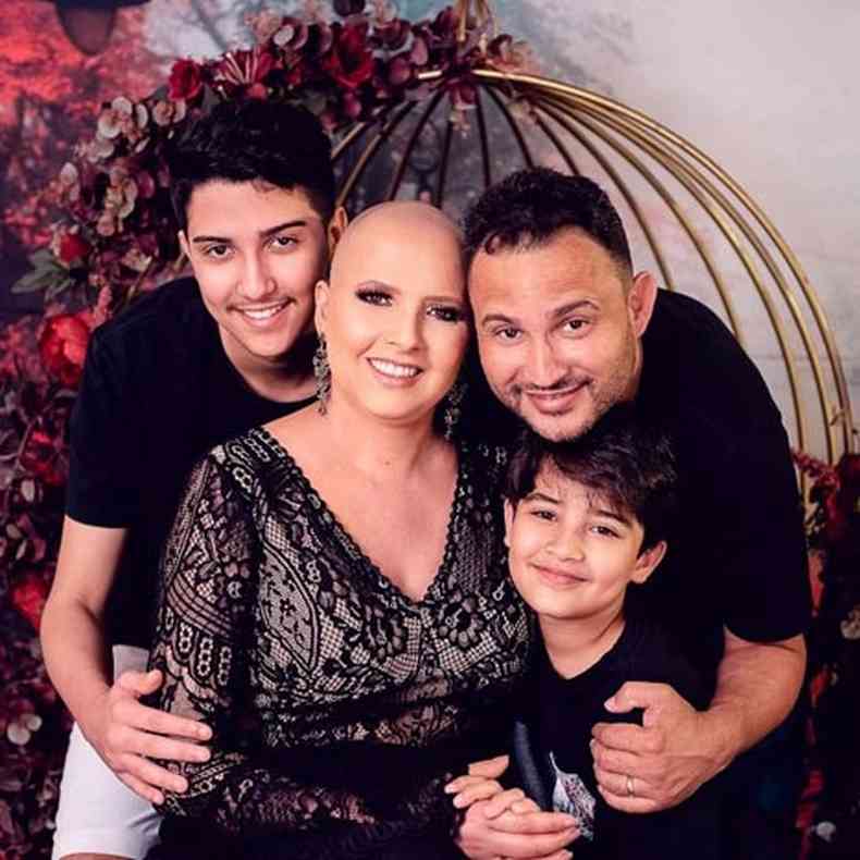 Cristiane Rosa Ferreira Valrio venceu um cncer em 2020 e diz que a vida  um presente, ao lado dos filhos e marido(foto: Amanda Costa/Divulgao)