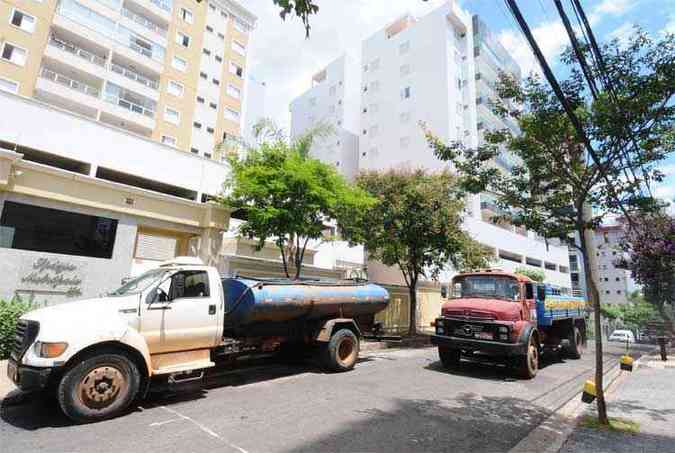 Na Rua Professora Bartira Mouro, ao menos quatro prdios recorreram a caminhes- pipa para garantir abastecimento: trs dias de transtornos (foto: Euler Junior/EM/D.A Press.)