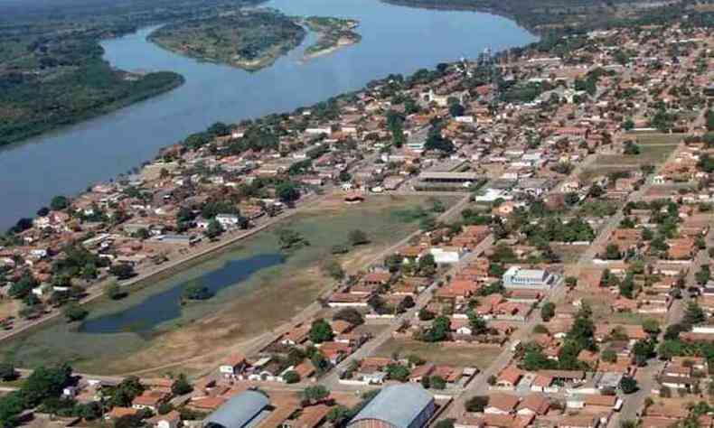 Foto mostra vista da cidade de Manga com o Rio So Francisco ao fundo