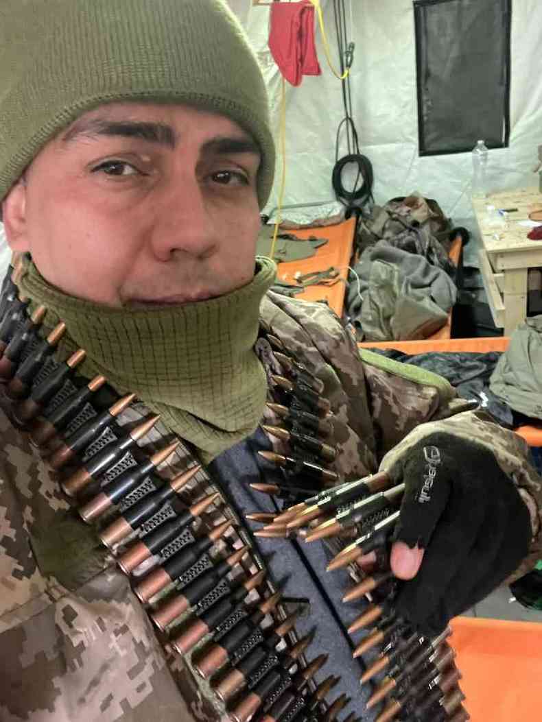 Andr Hack Bahi exibe munio em alojamento para combatentes da guerra na Ucrnia.