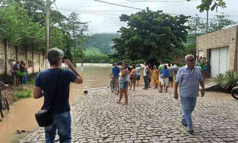 Em Almenara, os moradores observam as guas represadas, que esto subindo com a cheia do Rio Jequitinhonha