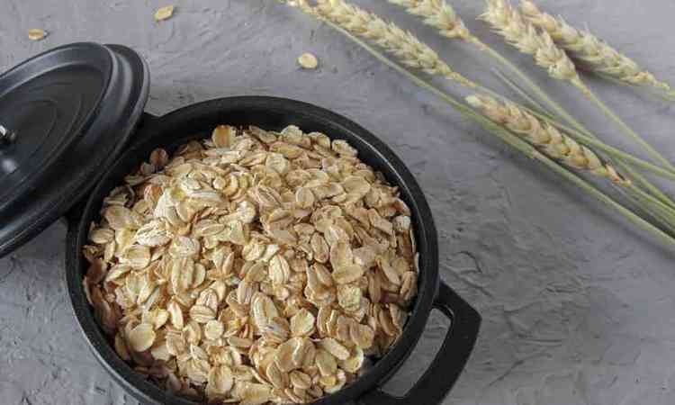 panela com grãos de aveia