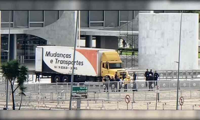 Caminho em frente ao Palcio do Planalto. 