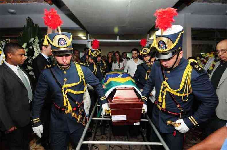 Levado por cadetes da PM, o corpo do ex-governador foi coberto com as bandeiras de Minas e do Brasil