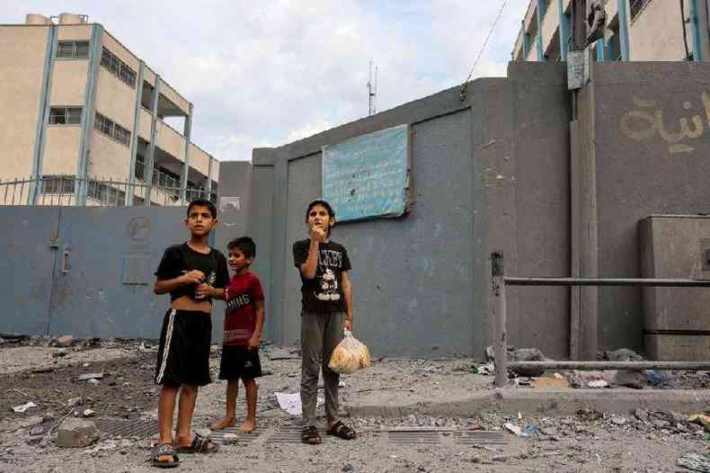 Crianas palestinas reagem ao som de uma bomba israelense