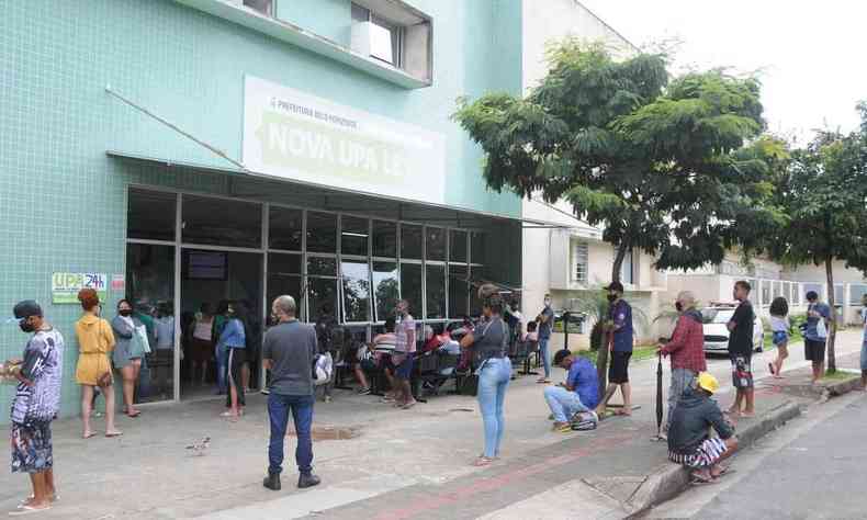 Pacientes lotam lado externo da UPA Leste em Belo Horizonte