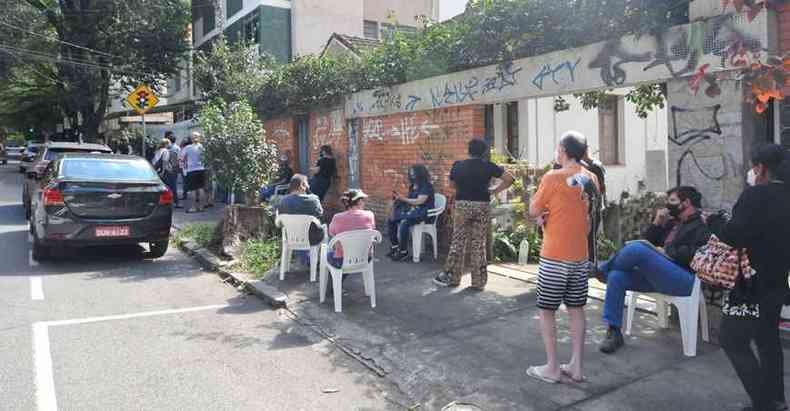 Muitos levaram cadeiras plsticas para enfrentar a fila com mais conforto no Centro de Sade Menino Jesus, na Regio Centro-Sul de Belo Horizonte(foto: Gladyston Rodrigues/EM/D.A Press)