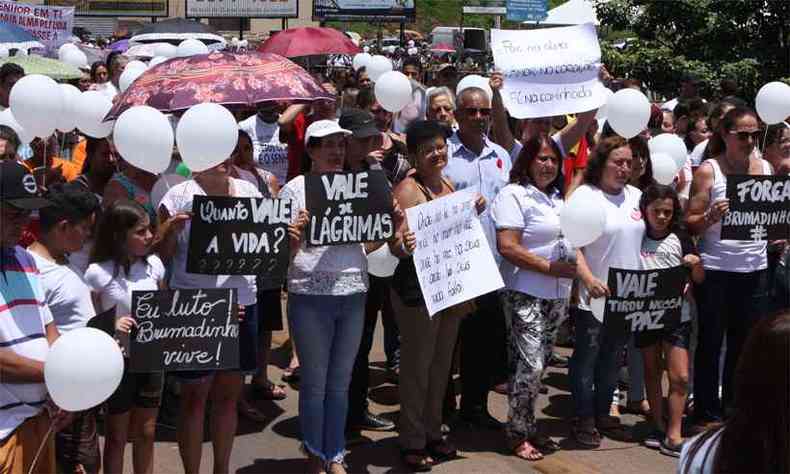 Moradores fizeram protesto e homenagem s vtimas do rompimento da barragem da Vale em Brumadinho, em 25 de fevereiro, quando a tragdia completou um ms(foto: Edsio Ferreira/EM/D.A Press - 25/02/2019)