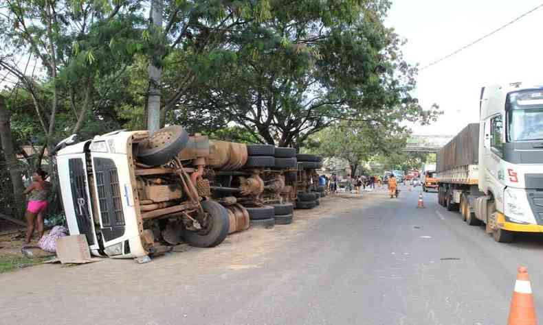 Imagem mostra carreta tombada no Anel