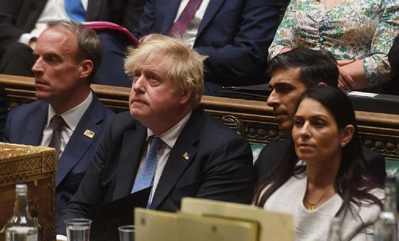 Líder conservador, de 57 anos, tornou-se assim o primeiro chefe de governo em exercício a ser punido por violar a lei. (foto: Jessicac Taylor/AFP) Boris Johnson no Parlamento