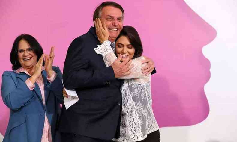 s gargalhadas, ministra Damares aplaude o abrao de Bolsonaro e Michelle, que tambm riem