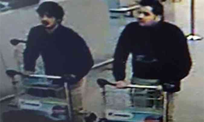 A polcia belga divulgou imagens dos irmos Khalid e Ibrahim El Bakraoui no aeroporto de Zaventem, em Bruxelas (foto: AFP PHOTO / BELGIAN FEDERAL POLICE)