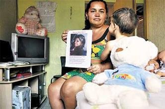 Gildene Nery com reprodu��o da foto da filha Beatriz Nery da Silva, desaparecida h� dois anos, em Bras�lia, onde vive a fam�lia(foto: Marcelo Ferreira/CB/D.A Press)