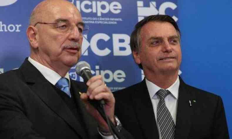Terra fala ao microfone ao lado de Bolsonaro