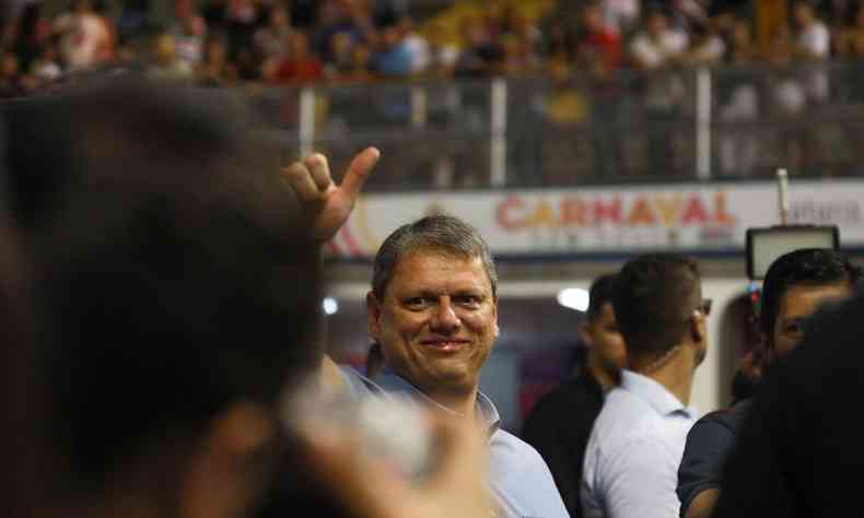 Tarcsio no desfile de escolas de samba em So Paulo