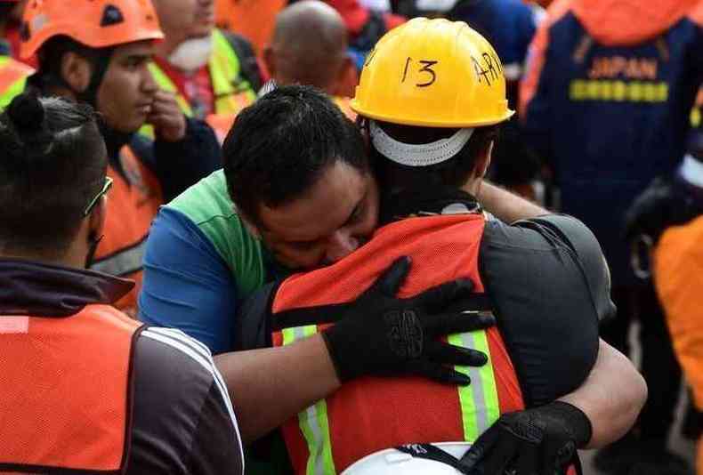 Socorristas se abraam depois de novo alerta de abalo ssmico no Mxico, quatro dias depois de terremoto matar 300 pessoas no pas(foto: Ronaldo Schemidt)