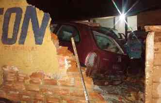 Muro veio abaixo e acertou carro em Montes Claros(foto: Thiago Felipe/Eventos Moc/Divulgao)