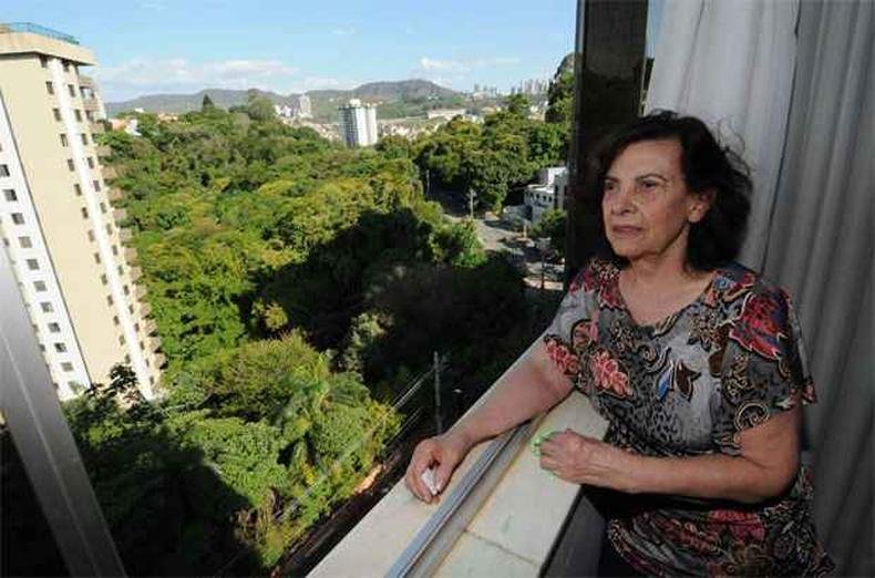 Odete Almeida de Souza, na janela de seu apartamento, no Luxemburgo(foto: Gladyston Rodrigues/EM/D.A Press)