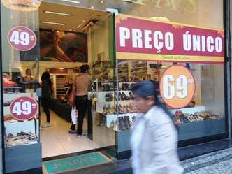 Nas fachadas dos estabelecimentos de BH, faixas, placas e adesivos comunicam promoes e descontos para levar clientes ao interior da loja(foto: Cristina Horta/EM/D.A Press)