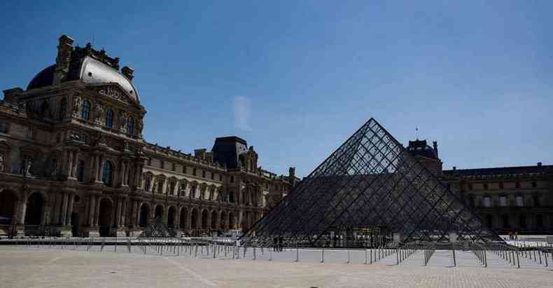 Deserto no Museu do Louvre, em Paris: com acesso a vrios monumentos fechados e menos gente nas ruas, a poluio diminuiu enquanto o medo pairava no ar(foto: THOMAS SAMSON/AFP )