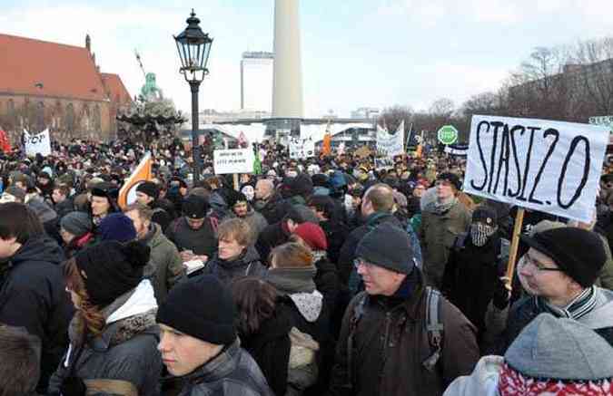 Em Berlim cinco mil pessoas foram s ruas; protestos contra leis antipirataria na internet ocorreram em vrias cidades da Europa(foto: SOEREN STACHE / DPA / AFP)