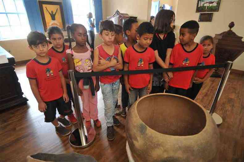 Crianças visitam a urna, que provavelmente foi usada em cerimônia fúnebre, seguindo costume ancestral (foto: Jair Amaral/EM/DA Press)