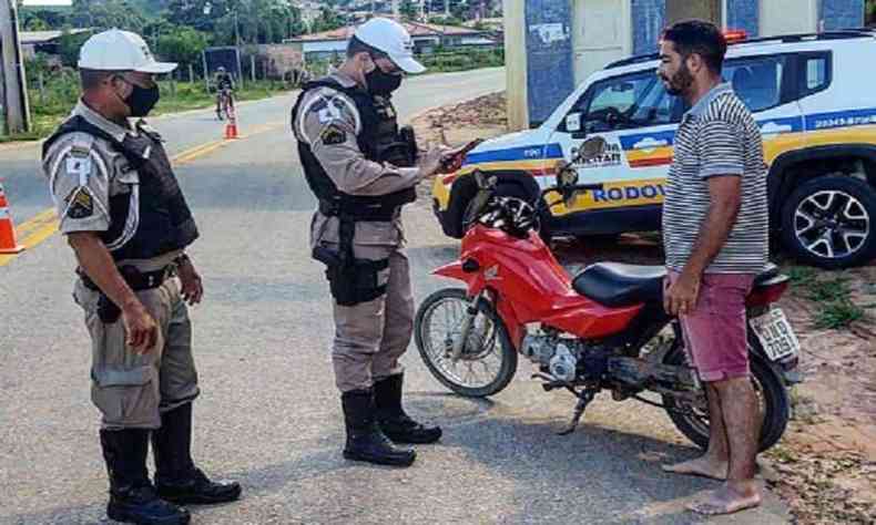 Motociclista foi flagrado pelos policiais pilotando descalo e sem capacete(foto: PMRv/Divulgao)