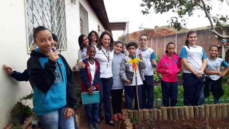 Vani Pedrosa com os alunos da Escola Municipal Maphiza Magalhes Santos, em Santa Brbara, que cuidam da horta histrica