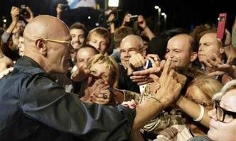 Um dos l�deres do bloco Junts pel Si (Juntos pelo Sim) Raul Romeva cumprimenta simpatizantes no Mercado de Born(foto: EspanhaEPA/Andreu Dalmau/Ag�ncia Brasil/Direitos Reservados)