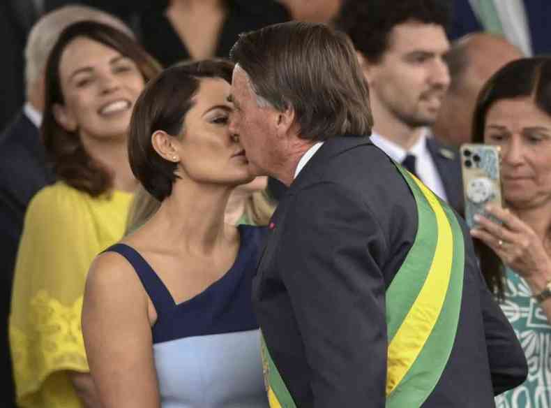 Bolsonaro beija Michelle em comcio em Braslia