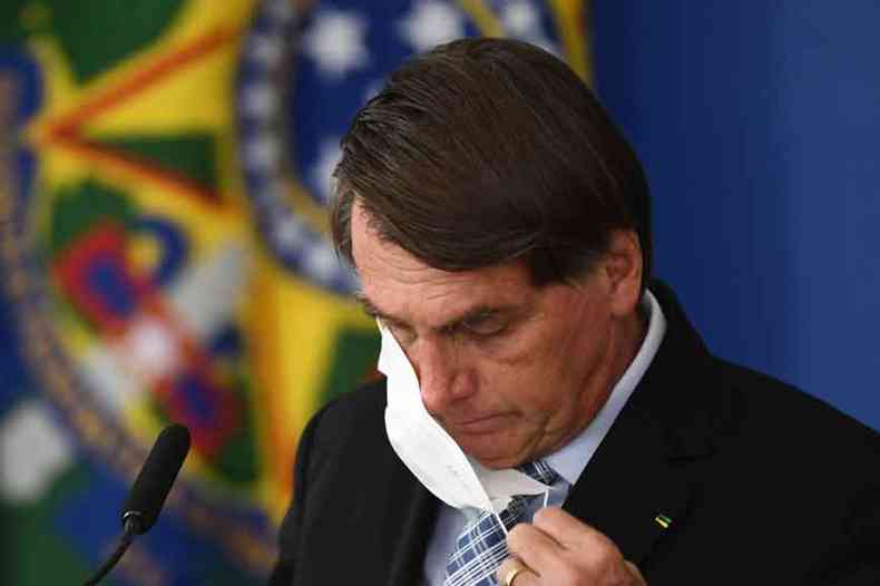 Bolsonaro agora defende vacinao da populao, que sempre criticou desde o incio da pandemia(foto: EVARISTO S/AFP)