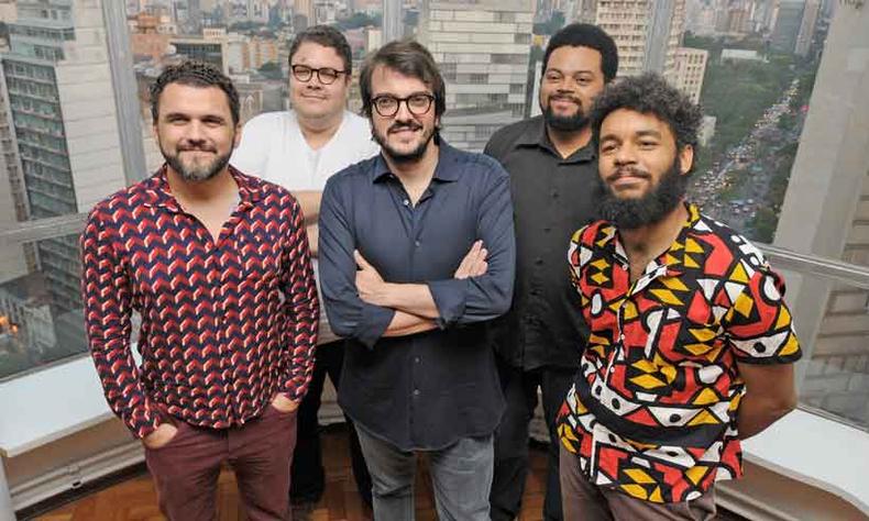 O produtor Rodrigo Teixeira, da RT Features (ao centro), e Maurlio Martins, Thiago Macedo Correia, Andr Novais e Gabriel Martins, da Filmes de Plstico, em BH, onde firmaram parceria anteontem (foto: Juarez Rodrigues/EM/D.A.Press)