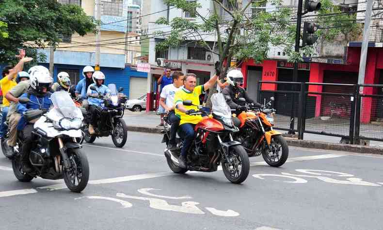 Bolsonaro desembarcou em BH e foi de moto at a Praa da Liberdade