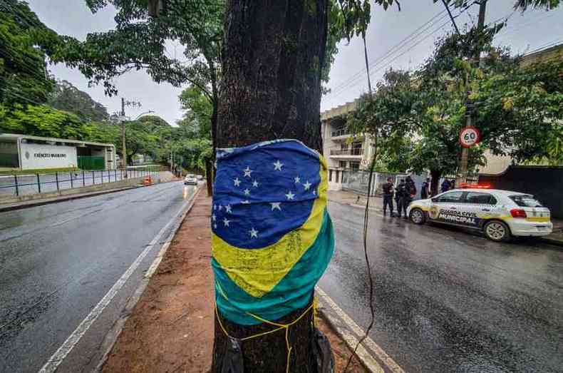 Bandeira no Brasil amarrada em rvore