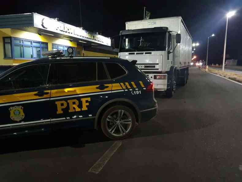 O caminho com a carga roubada foi levado, inicialmente, para o posto da PRF de Uberaba(foto: Polcia Rodoviria Federal (PRF))