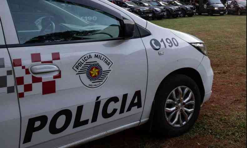 Foto da lateral de um carro da Polícia Militar de São Paulo