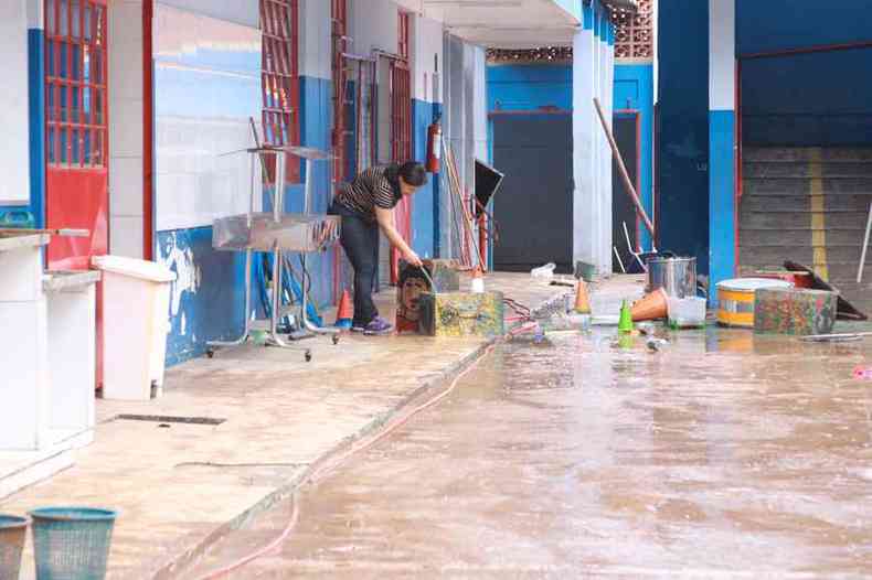 Pela segunda vez em trs dias, enxurrada de lama invadiu a Escola Municipal Francisco Magalhes Gomes, atingindo ptio, salas e refeitrio(foto: Edsio Ferreira/EM/D.A Press)
