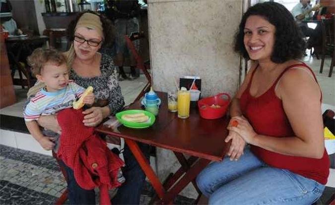 Clarisse Alves (D) e a mãe, Regina, pagam taxa de serviços de 10%, mas reclamam que nem sempre cobrança é justa(foto: Beto Magalhães / EM / DA Press) Clarisse Alves (D) e a mãe, Regina, pagam taxa de serviços de 10%, mas reclamam que nem sempre cobrança é justa(foto: Beto Magalhães / EM / DA Press)