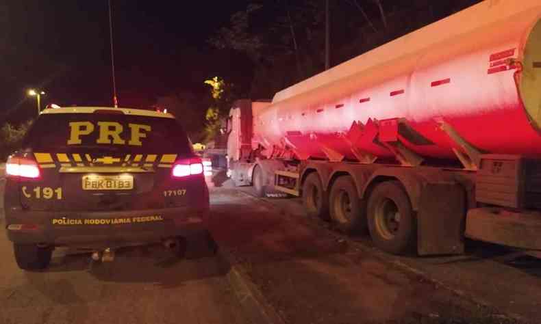 Viatura da PRF parada ao lado de caminho-tanque