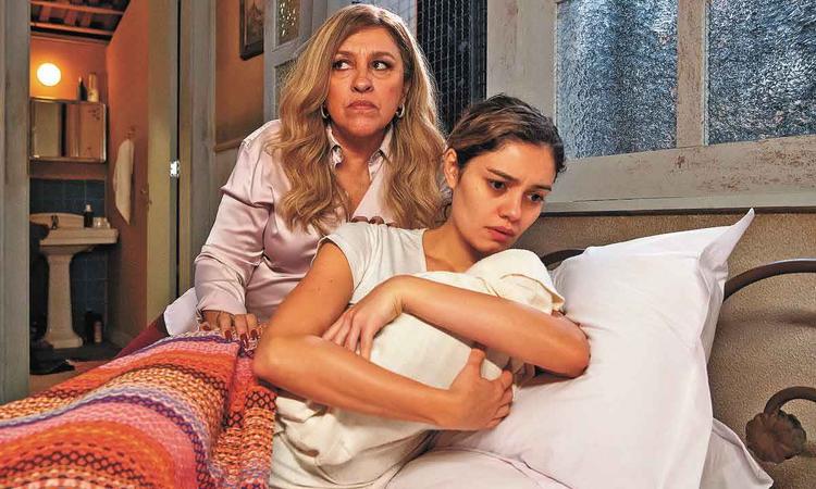 As atrizes Regina Cas e Sophie Charlotte (com beb nos braos) em cena de Todas as flores
