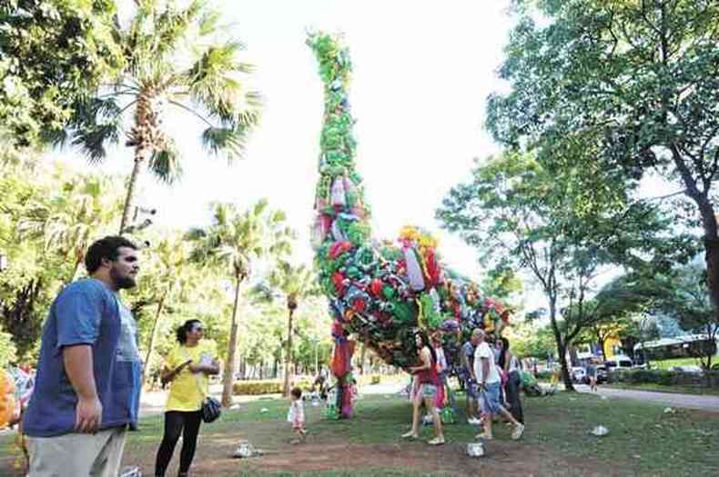 Figuras formadas pela unio de brinquedos inflveis em armaes de metal se destacam na paisagem da praa(foto: Tulio Santos EM DA Press)