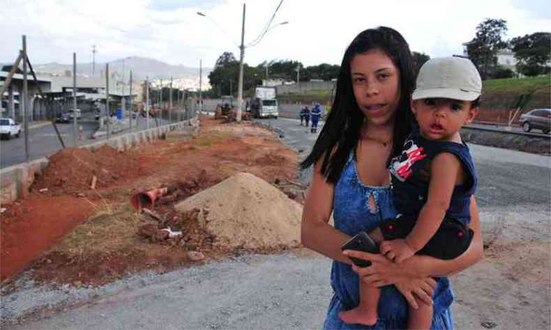 Por conta das obras no trecho da Via 710, Amanda de Oliveira Santos, de 21 anos, reclama que tem que dar a maior volta com o filho no colo para entrar na estao(foto: Ramon Lisboa/EM/D.A.Press)