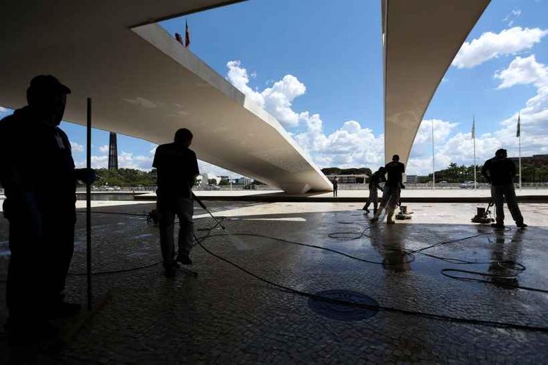 Preparativos no Palácio do Planalto para a posse de Bolsonaro. Funcionários fizeram, na última quinta-feira, limpeza e manutenção, para o evento de 1º de janeiro(foto: Fabio Rodrigues Pozzebom/Agência Brasil) Preparativos no Palácio do Planalto para a posse de Bolsonaro. Funcionários fizeram, na última quinta-feira, limpeza e manutenção, para o evento de 1º de janeiro(foto: Fabio Rodrigues Pozzebom/Agência Brasil)