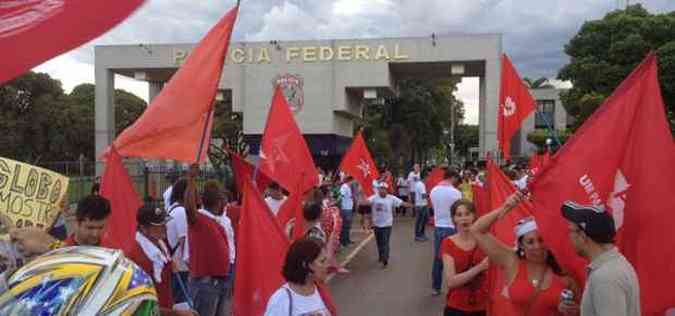 Manifestantes esto em frente  sede da PF para apoiar condenados(foto: Iano Andrade/CB/D.A Press)