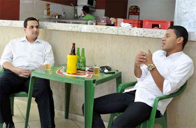 Os amigos Weslei Parzeweski e Yuri Henrique no bar: rotina alterada em funo do aumento de 12,19% no preo da cerveja em 2013(foto: Ramon Lisboa/EM/D.A Press)