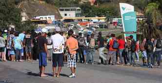 Manifestantes negociaram com policiais rodovirios federais na BR-381, em Sabar(foto: Edsio Ferreira/EM/DA Press)