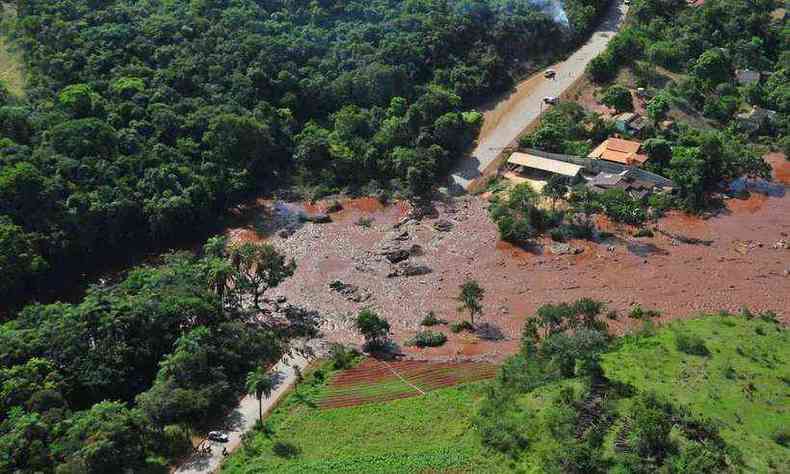 Barragem rompeu em 25 de janeiro derramando lama com rejeitos de minrio(foto: Gladyston Rodrigues/EM/D.A. Press)