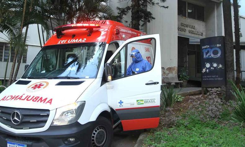 Minas registrou 129 mortes e 14.445 novos contaminados nas últimas 24 horas(foto: Jair Amaral/EM/D.A Press) Profissional da saúde saindo de ambulância