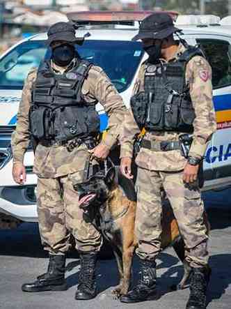 Policiais ao lado da cadela Potncia, que atuou na operao(foto: Leandro Couri/EM/DA Press)