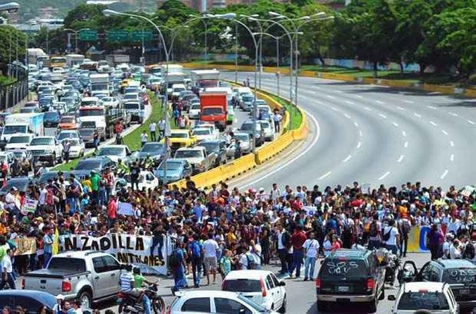 Estudantes protestaram contra o governo de Maduro em Caracas, exigindo mais recursos financeiros para a educação(foto: AFP PHOTO/Luis Camacho ) Estudantes protestaram contra o governo de Maduro em Caracas, exigindo mais recursos financeiros para a educação(foto: AFP PHOTO/Luis Camacho )